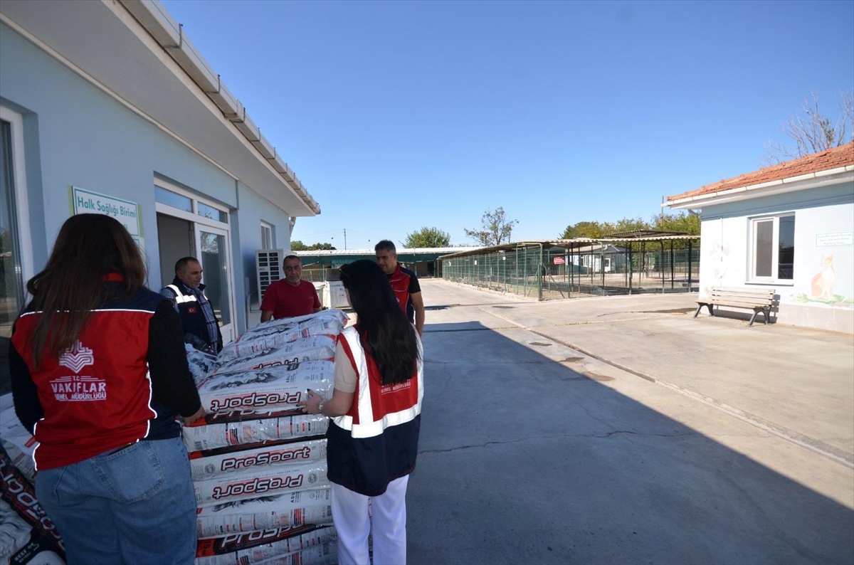Edirne Vakıflar Bölge Müdürlüğü sokak hayvanlarına 4 Ekim’de mama verdi